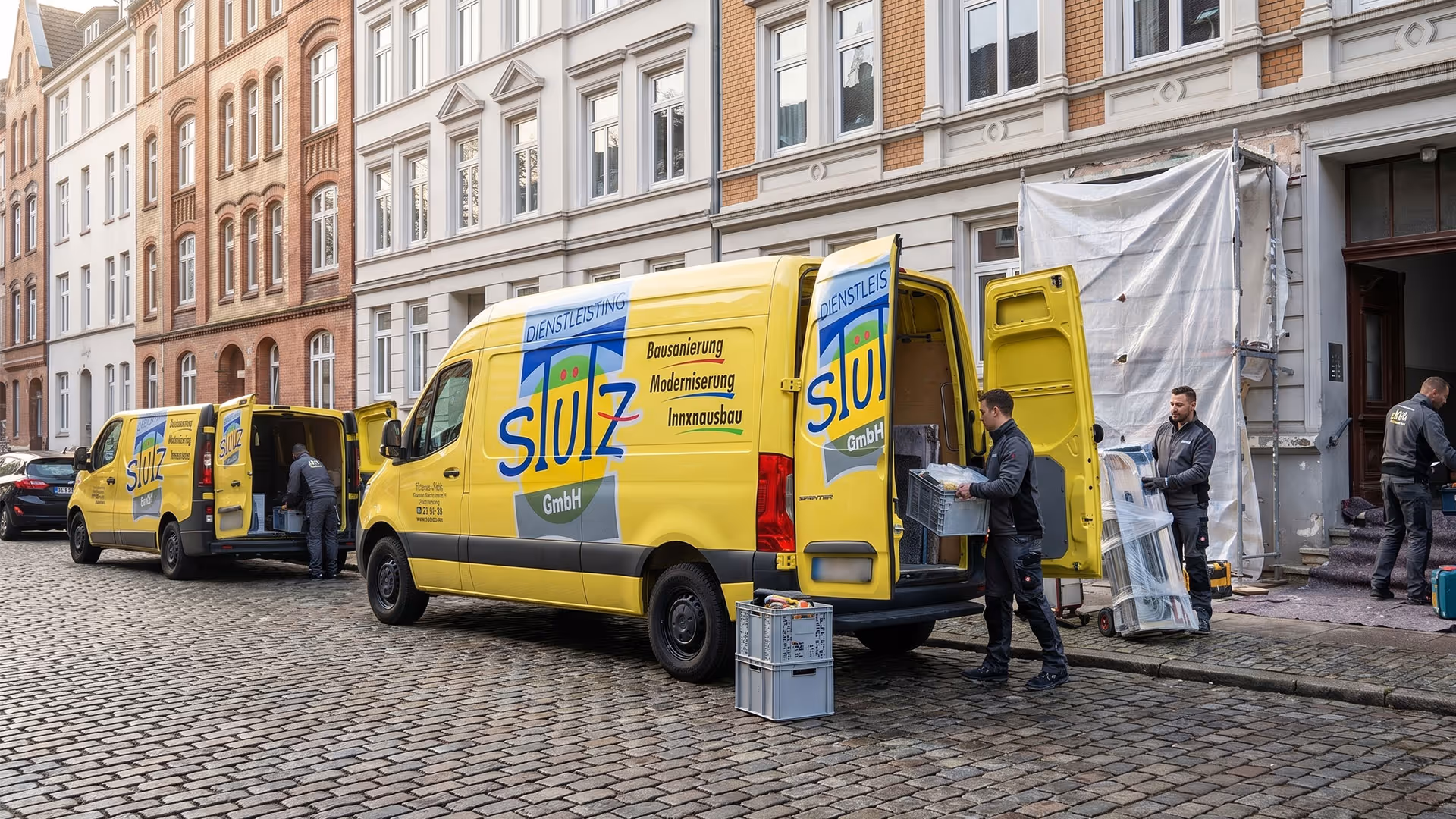 Handwerker entladen Kisten aus gelben Slutz GmbH Lieferwagen vor einem Altbau mit Gerüst.