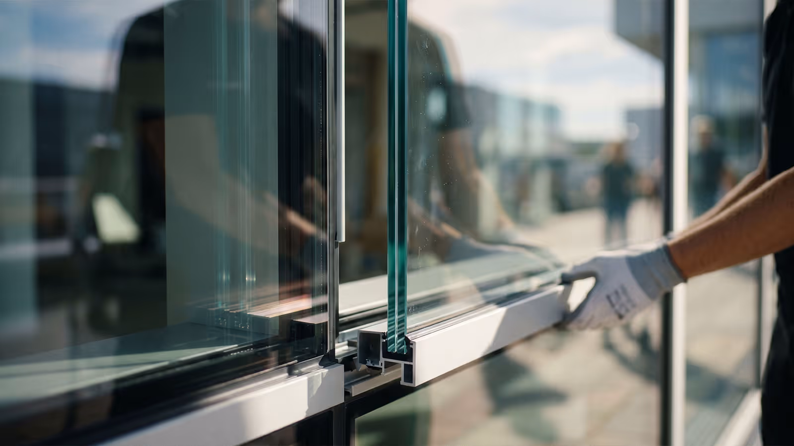 Reibungsloses Arbeiten bei der Montage oder Anpassung einer Glasscheibe an einem modernen Fensterrahmen im Außenbereich.
